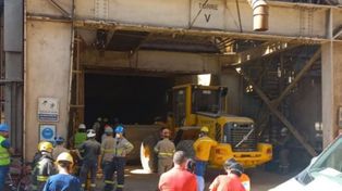 El operario conducía una pala mecánica cuando ocurrió el accidente laboral.