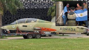 Llegada del avión Aermacchi con el que Owen Crippa combatió en Malvinas.