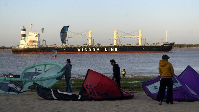 La navegación de buques se dificulta por la escacez de agua. Foto Francisco Guillén.