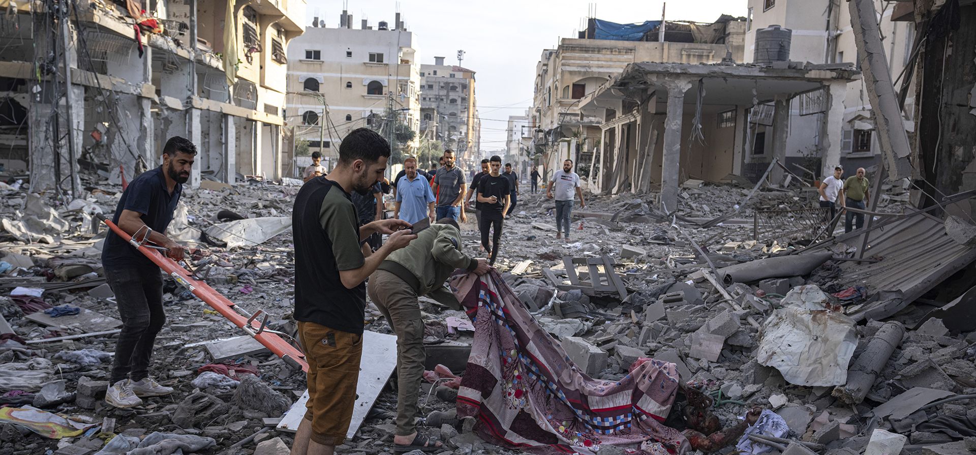 Palestinos recogen a los muertos entre los escombros después del bombardeo israelí en la ciudad de Gaza el miércoles 11 de octubre de 2023. (Foto AP/Fatima Shbair) Palestinos recogen a los muertos entre los escombros después del bombardeo israelí en la ciudad de Gaza el miércoles 11 de octubre de 2023. (Foto AP/Fatima Shbair)