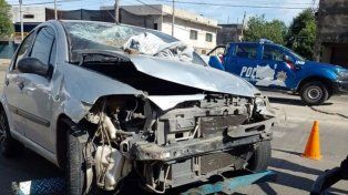Así quedó el frente del Citröen C3 que conducía Guillermo M. absolutamente ebrio por Pedro Lino Funes y 27 de Febrero.