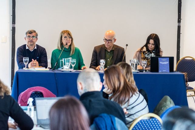 Mesa de diálogo. “Hacia una construcción participativa y colectiva de los diseños curriculares”
