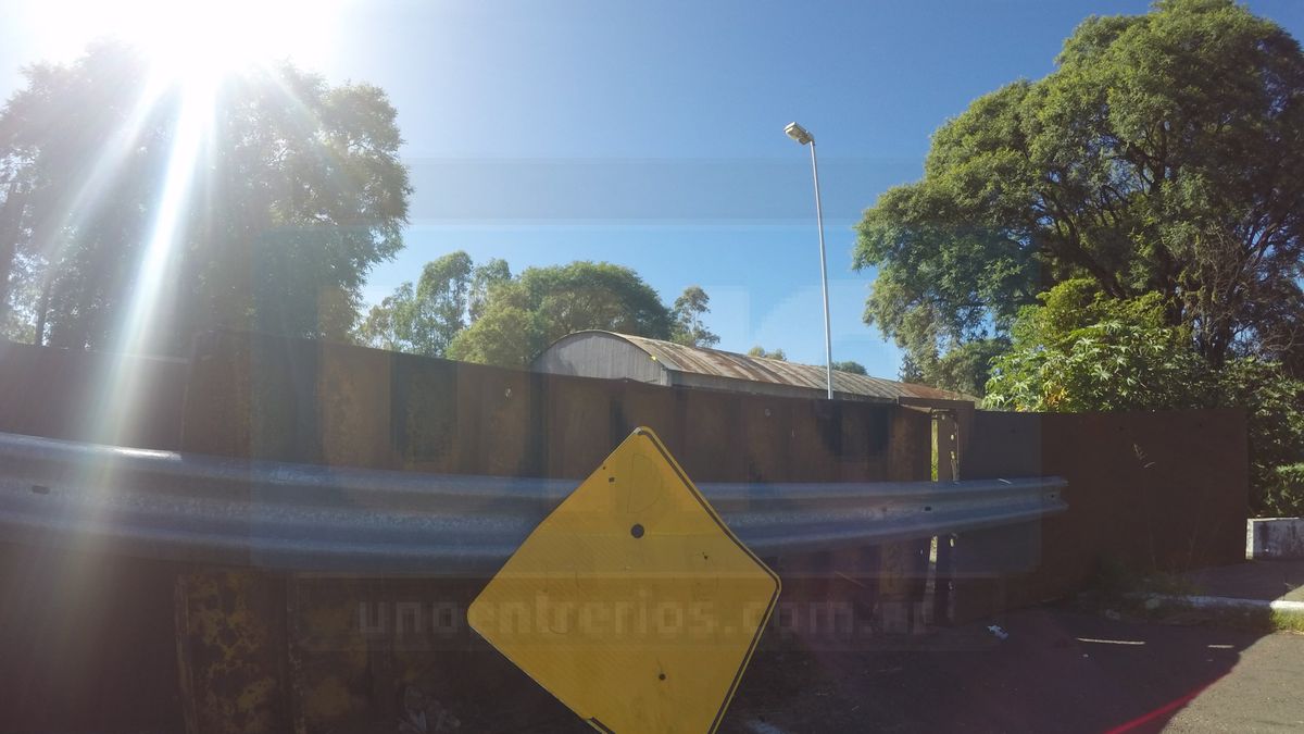 El puente de la calle Raúl Solanas continúa clausurado y abandonado