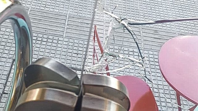 Daños que provocaron para ingresar en el local enfrente de Casa de Gobierno.