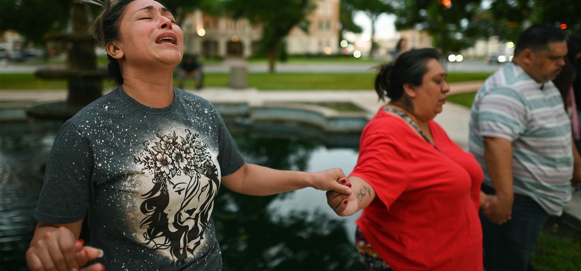 Kladys Castellón reza durante una vigilia por las víctimas de un tiroteo masivo en la Escuela Primaria Robb en Uvalde, Texas, el martes 24 de mayo de 2022.