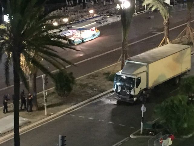 Atentado en Niza: un camión atropelló a una multitud y dejó al menos 80 muertos