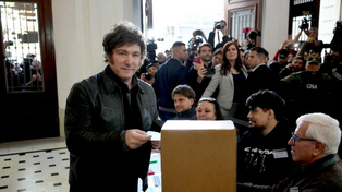 Javier Milei fue a votar, cruzó a Macri y se peleó con un periodista.