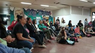 La concurrencia fue masiva y disímil en la asamblea de Mujeres y disidencias contra Milei y Bullrich.