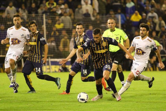 Los tres. Rodríguez encara en el partido ante Quilmes. Banega (14) sigue la jugada de cerca