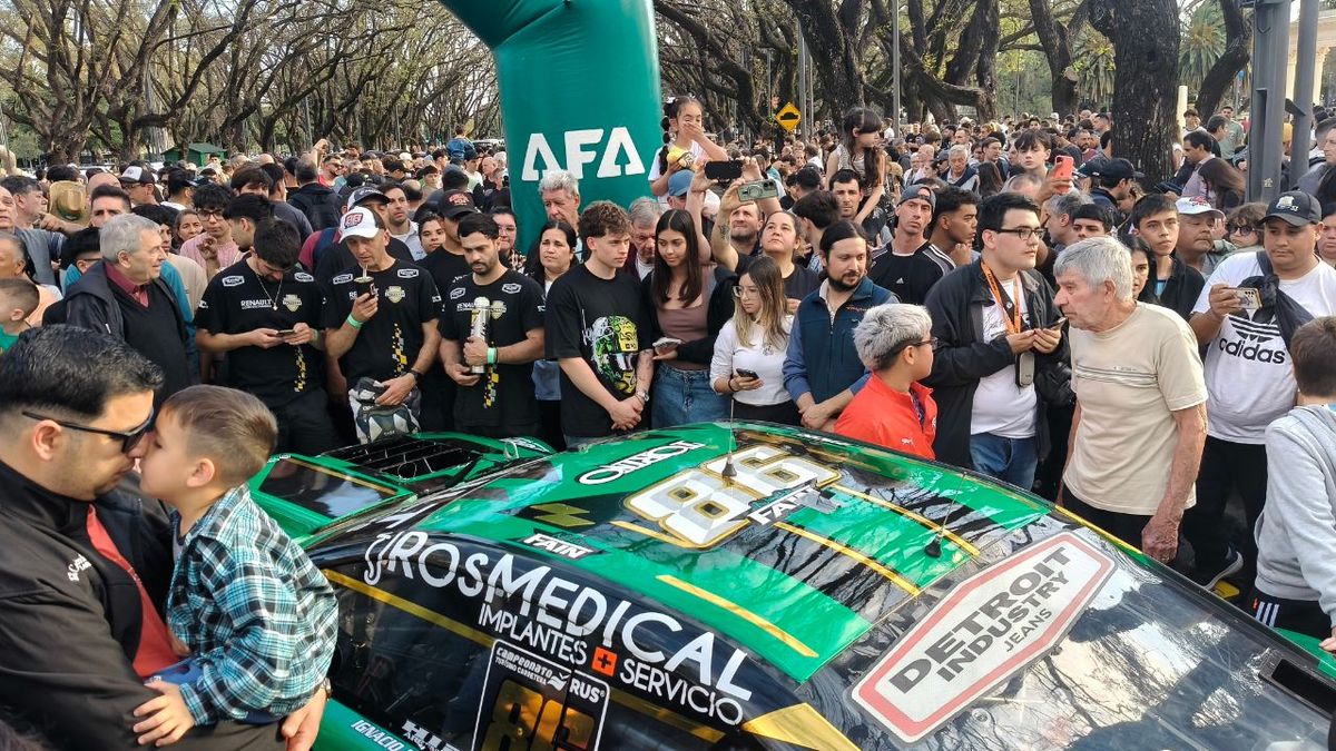 El Turismo Carretera hizo explotar el parque Independencia en un gran prólogo de la carrera en Rosario