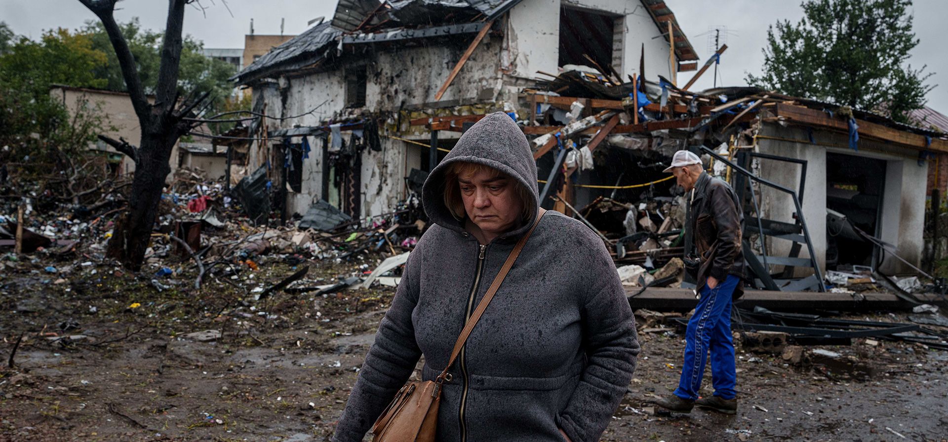 Una mujer camina frente a una casa que sufrió graves daños en un ataque ruso contra un barrio residencial de Kiev, Ucrania, el jueves 24 de septiembre de 2026. (Foto AP/Evgeniy Maloletka) Una mujer camina frente a una casa que sufrió graves daños en un ataque ruso contra un barrio residencial de Kiev, Ucrania, el jueves 24 de septiembre de 2026. (Foto AP/Evgeniy Maloletka)
