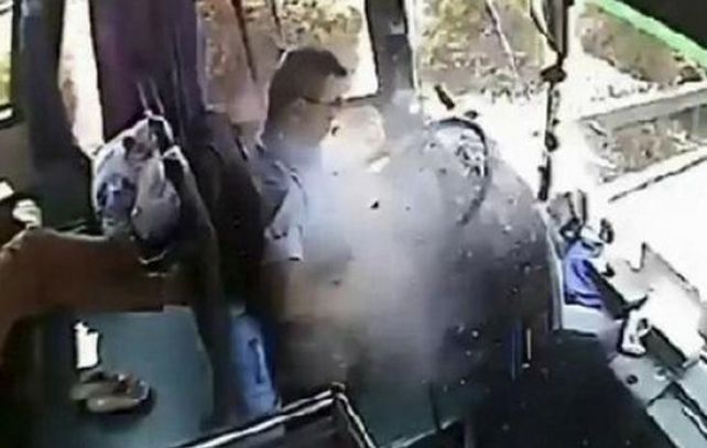 Quedó grabado por una cámara de seguridad el momento en que el conductor es golpeado por una pieza de metal.