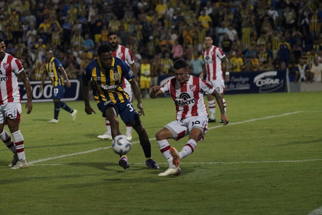 Abel Hernández se muestra movedizo en el ataque canalla.