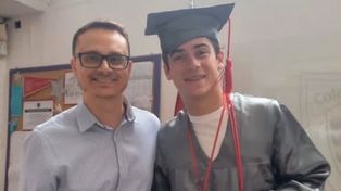 Franco Colapinto posa tras recibir el diploma que acredita haber terminado la secundaria.