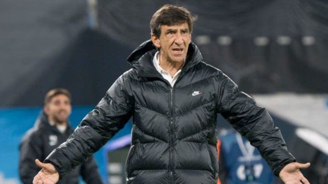 Gustavo Costas podría dejar el banco de suplentes de Racing.