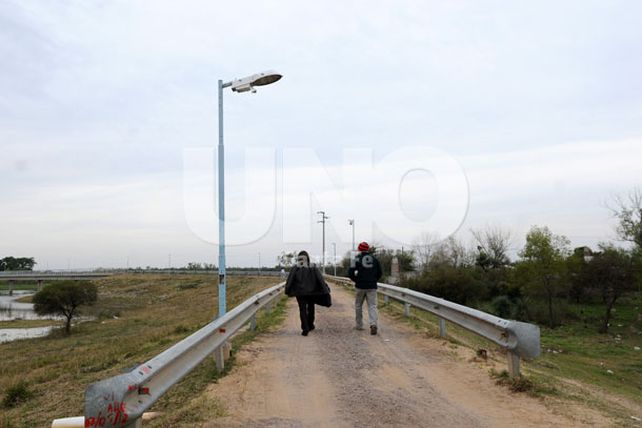 Por la crecida del Paraná, se hizo el corte del camino que va a La Boca