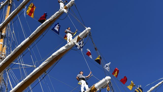 Familiares despidieron a tripulantes de la fragata Libertad, que partió en un viaje de instrucción de seis meses