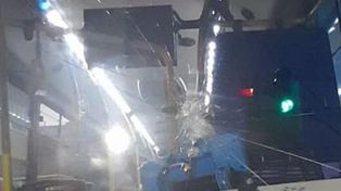 El baldosazo arrojado por un hombre de 41 años provocó daños en el parabrisas del coche de la línea 116.&nbsp; 