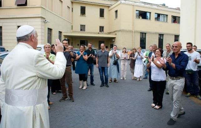 Genio y figura. Jorge Bergoglio visitó sin aviso los talleres y la usina del Vaticano. Los trabajadores lo ovacionaron.
