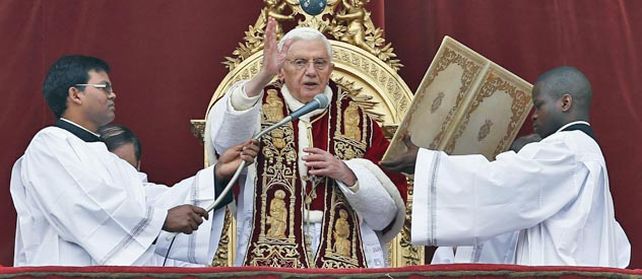 Por la paz. El Santo Padre bendice desde su balcón a la multitud reunida en la plaza San Pedro del Vaticano.