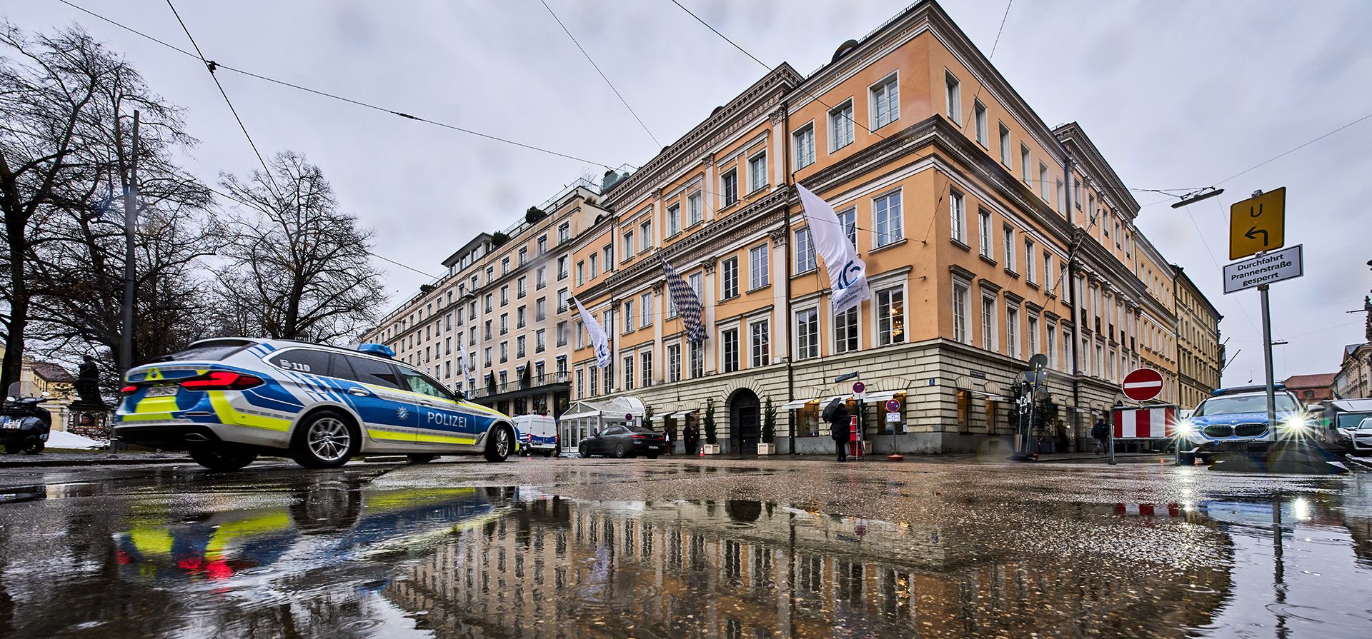 Un coche de policía se dirige al hotel Un coche de policía se dirige al hotel
