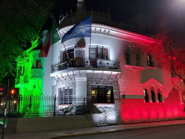 Durante la noche del miércoles, la sede consular italiana en Rosario se iluminó con los colores de la bandera de su país.