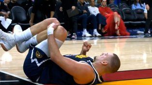 Nikola Jokic en el piso con dolor en su rodilla izquierda, una imagen que preocupó al mundo de la NBA.