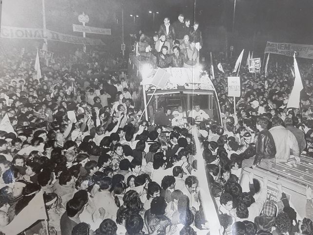 Paso de la caravana de Menem y Duhalde por las 4 Plazas