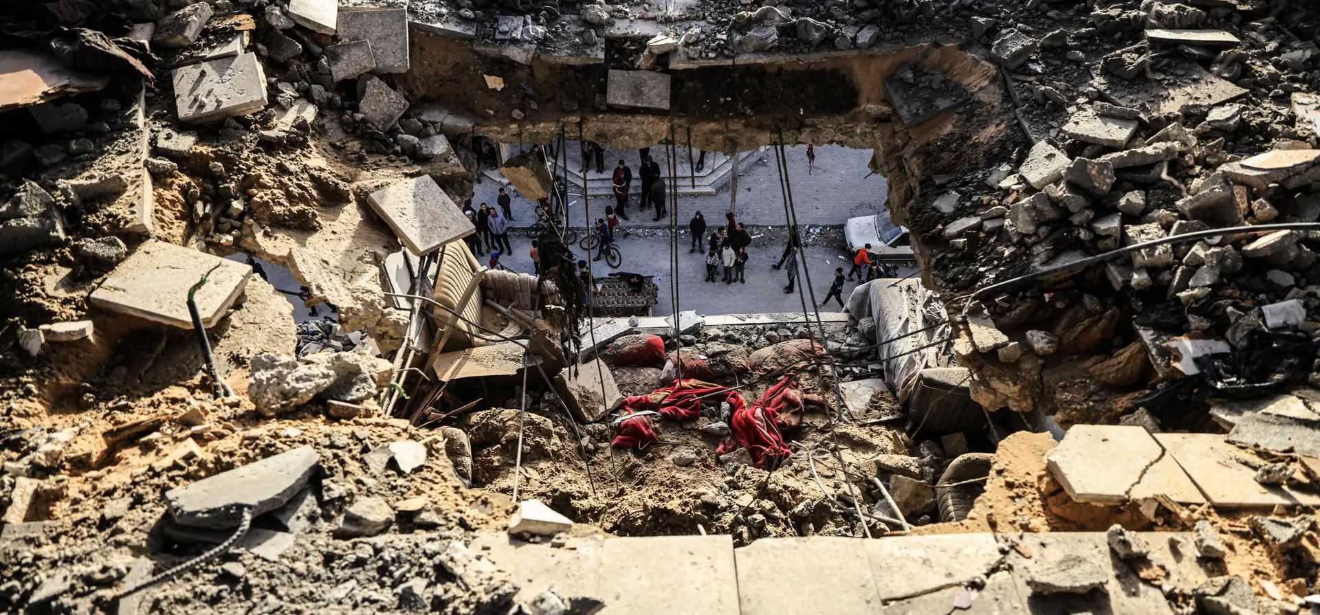 La gente comprueba los daños en la casa de la familia palestina Nofal, que murió durante un bombardeo israelí en el sur de Gaza. Fotografía: AFP/Getty Images La gente comprueba los daños en la casa de la familia palestina Nofal, que murió durante un bombardeo israelí en el sur de Gaza. Fotografía: AFP/Getty Images