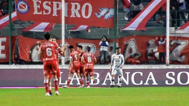 Los jugadores de Argentinos festejan el gol ante Patronato.
