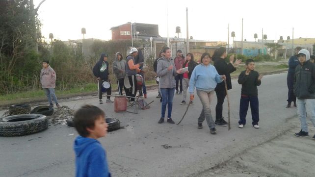 Vecinos cortaron avenida Zanni para pedir la liberación de un muchacho que defendió la zona a los tiros.&nbsp;
