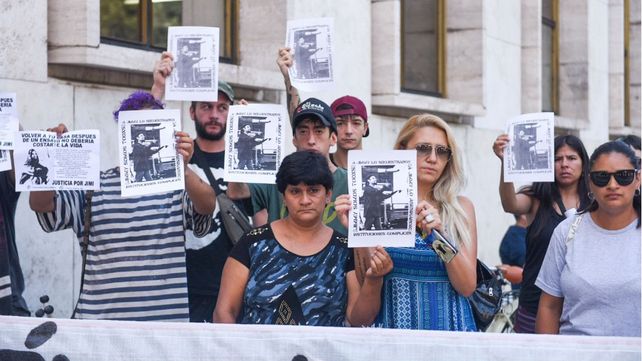 Familiares y amigos de Jimi Altamirano reclamaron justicia en la puerta de Tribunales a un mes del crimen del joven frente al estadio de Newells.&nbsp;