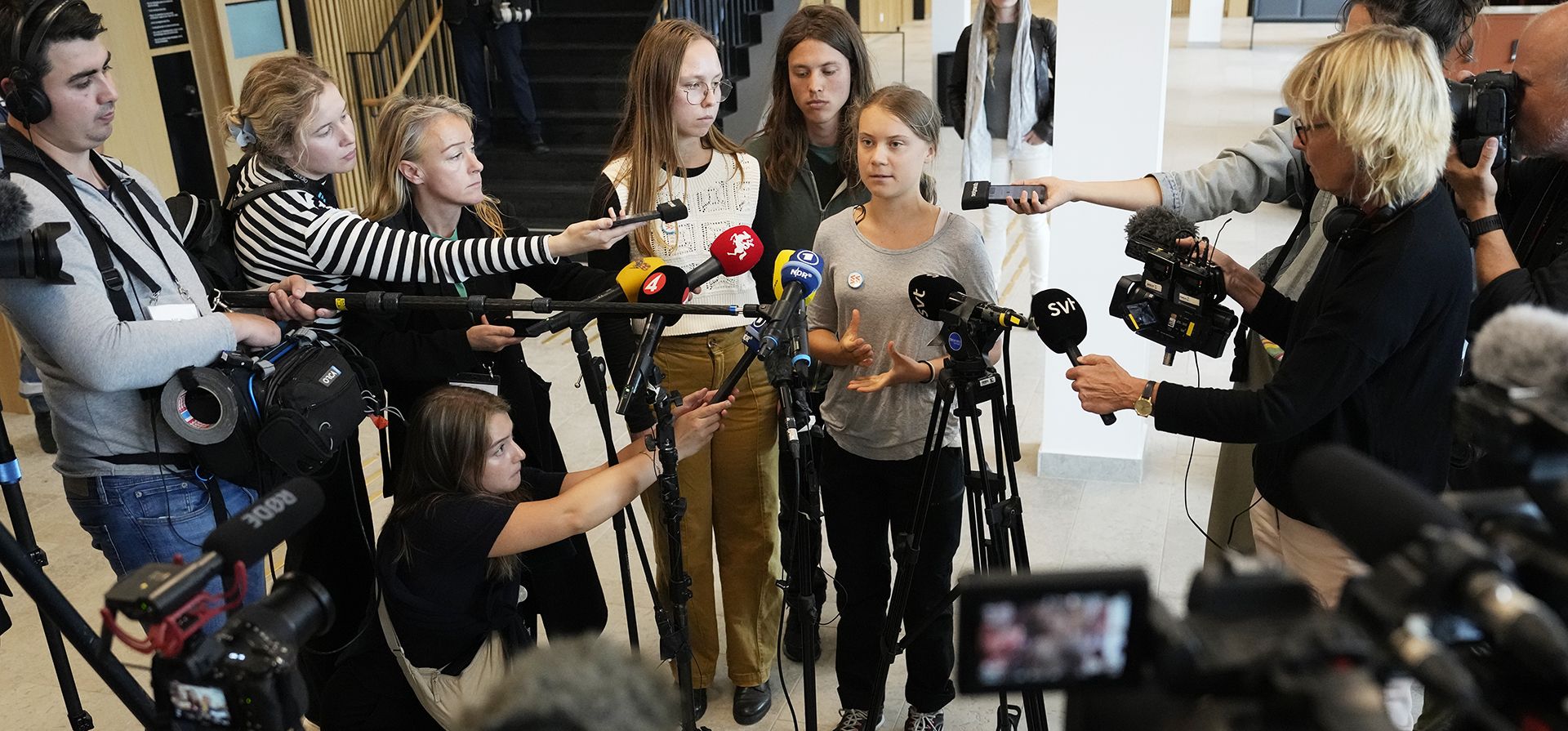Los activistas climáticos Greta Thunberg, centro derecha, Elvin Landaeus Csizmadia, centro, e Irma Kjellstrom, centro izquierda, hablan con los medios de comunicación después de una audiencia en un tribunal en Malmo, Suecia, el lunes 24 de julio de 2023. Thunberg fue declarado culpable por desobedecer una orden policial y sentenciado a una multa de treinta días. (Foto AP/Pavel Golovkin) Los activistas climáticos Greta Thunberg, centro derecha, Elvin Landaeus Csizmadia, centro, e Irma Kjellstrom, centro izquierda, hablan con los medios de comunicación después de una audiencia en un tribunal en Malmo, Suecia, el lunes 24 de julio de 2023. Thunberg fue declarado culpable por desobedecer una orden policial y sentenciado a una multa de treinta días. (Foto AP/Pavel Golovkin)