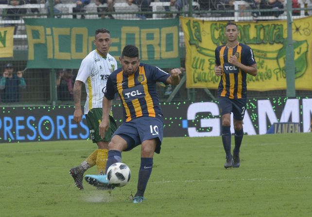 Jerarquía pura. Néstor Ortigoza desplegó parte de su repertorio ayer en la cancha del Halcón
