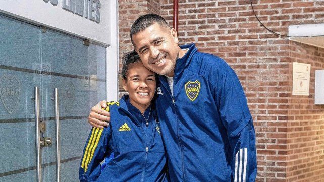 La entrerriana junto a Riquelme tras ser fugura en el partido.