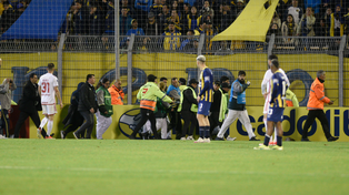La mujer herida por la caída de un hombre desde la tribuna superior es trasladada al hospital.&nbsp;