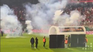 En el final del encuentro ante Independiente Rivadavia algunos hinchas arrojaron algunas bombas al campo de juego.