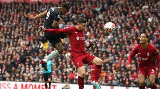 El líder Arsenal redujo su ventaja en la Premier tras empatar con Liverpool