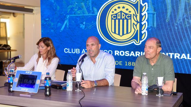 Gonzalo Belloso preside la conferencia. A su derecha la vice Carolina Cristinziano, a su izquierda el vice Adrián Maglia.