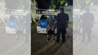 Un hombre, aparentemente bajo los efectos de estupefacientes, se acercó al funcionario policial que hacía guardia en Avenida Laurencena