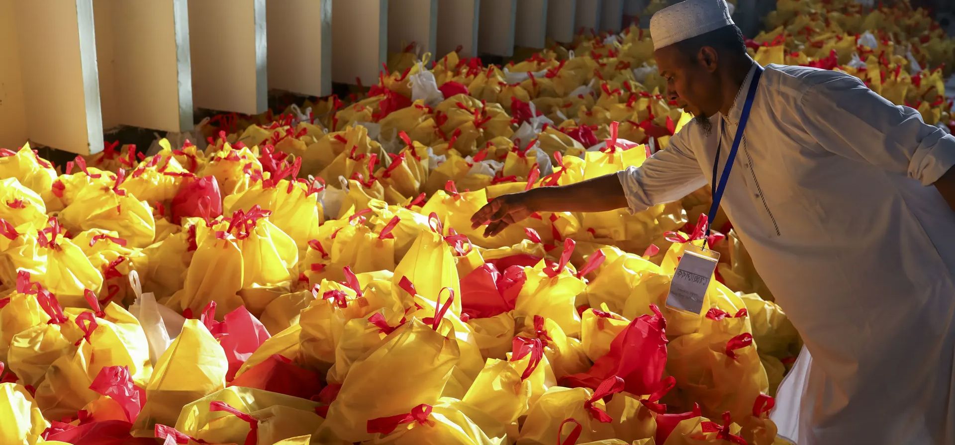 Dhaka, Bangladesh. Un hombre organiza comidas iftar para romper el ayuno durante el Ramadán en la mezquita nacional Baitul Mukarram. Fotografía: Kazi Salahuddin Razu/NurPhoto/Rex/Shutterstock