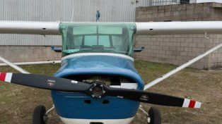 Un instructor se suicidó arrojándose de un avión que su alumna logró aterrizar