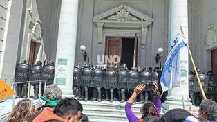 Crónica de una sesión legislativa que estuvo cruzada por manifestantes que intentaron ingresar a piedrazos y palazos