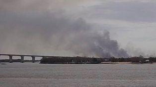 Las columnas de humo se podían apreciar en el cielo de Rosario.