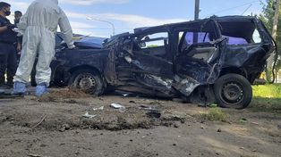 Hierros retorcidos. El Volkswagen Gol Country en el que se desplazaban las cuatro víctimas quedó destrozado por el impacton en las afueras de San Rafael, Mendoza.