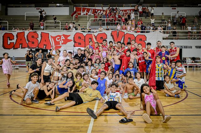 Todos querían salir en la foto. Los hinchas más chicos de Provincial posan con las jugadores (Foto: Prensa CAP - Federico Cabello).
