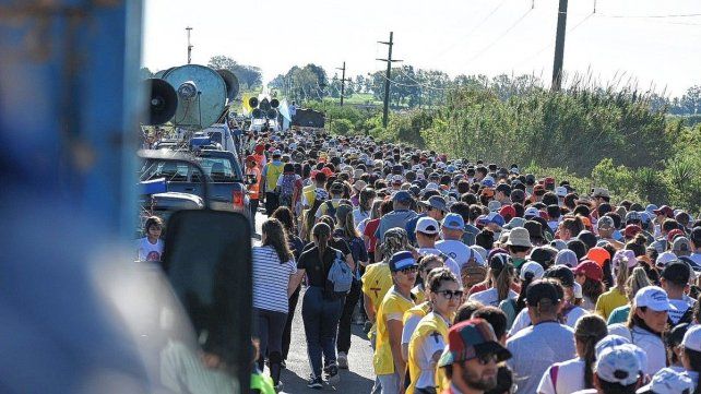 Peregrinos. Recorren los 90 kilómetros de distancia entre Hasenkamp y Paraná.