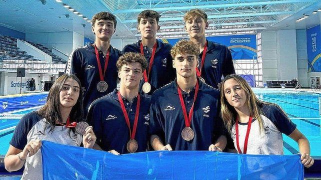 Los representantes de Regatas de Santa Fe que compitieron en el Sudamericano Sub 16 en Chile.