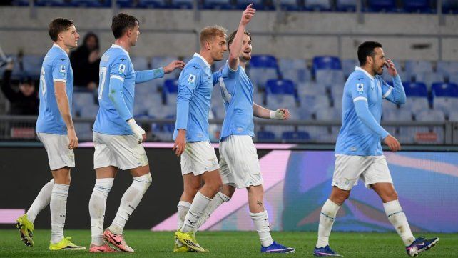 Lazio venció sobre la hora a Genoa y se pone a tiro de la zona de copas