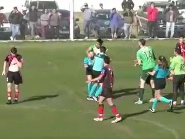 Club de Tres Arroyos suspendió de por vida al jugador que agredió a árbitra